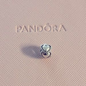 PANDORA Row of hearts spacer